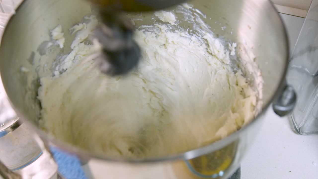 Una ripresa statica di crema al burro che viene montata.
