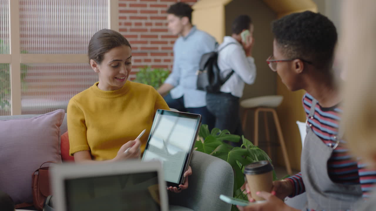 jóvenes empresarios se reúnen caucásicos líder de equipo mujer usando tableta digital presentando investigación de mercado mostrando a los clientes el desarrollo de proyectos compartiendo ideas en la presentación de la oficina