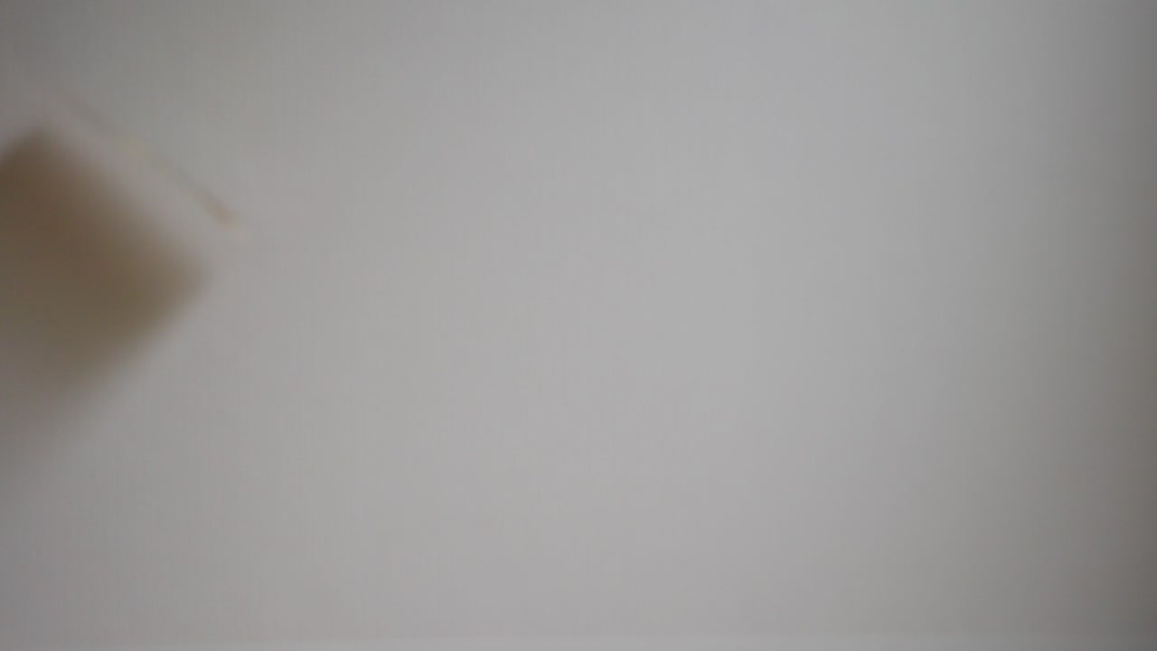 Imagem de algumas notas de dinheiro caindo sobre o
