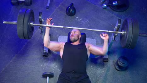 hombre realizando un ejercicio de prensa de banco en un gimnasio