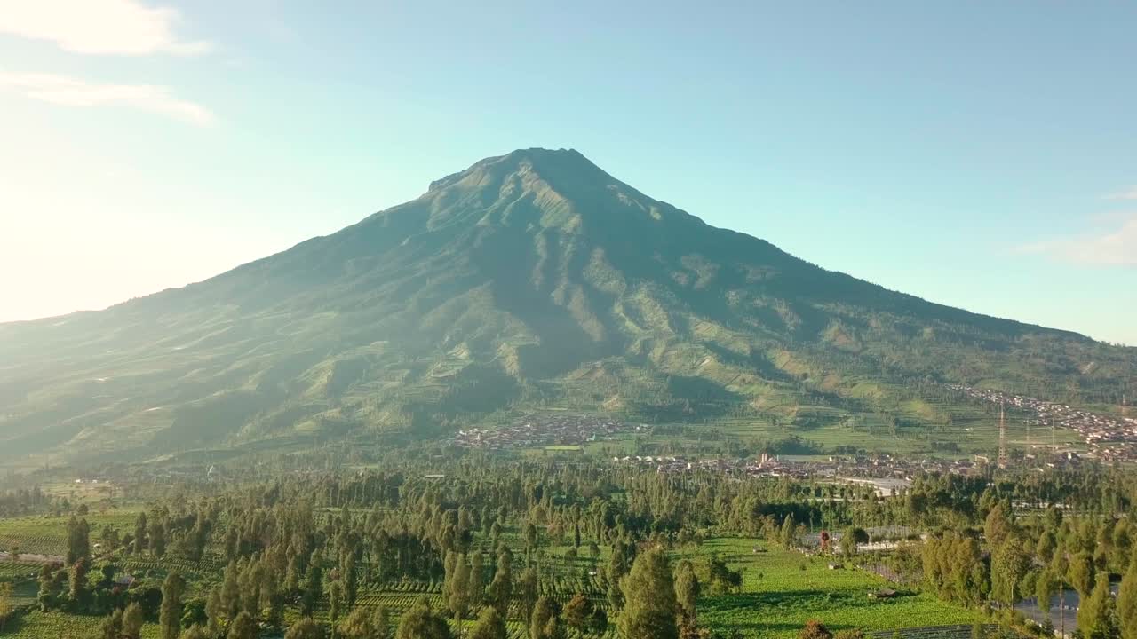Monte Sumbing con vista rurale della campagna e piantagioni di tabacco