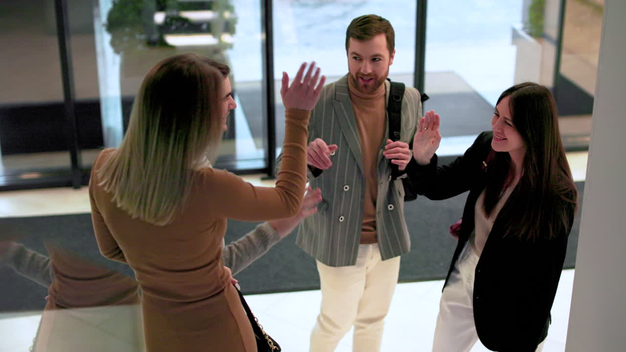 사무실에서 이야기하는 동료들