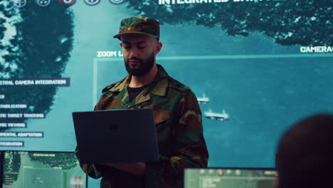 general del ejército que gestiona el control del tráfico aéreo para aeronaves militares