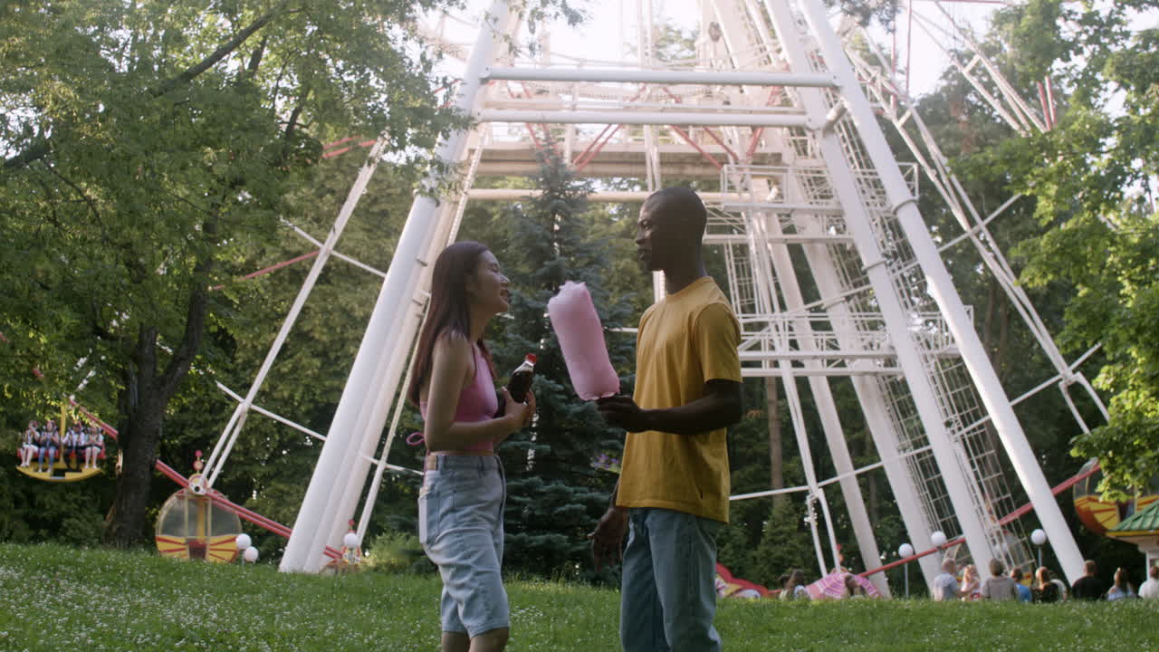 몇 명의 친구들이 이야기하고 있습니다.