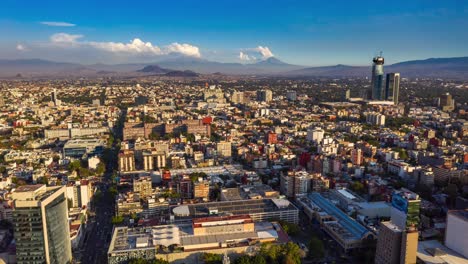 épico paisaje urbano aéreo de la ciudad de méxico con volcanes echando humo en el fondo