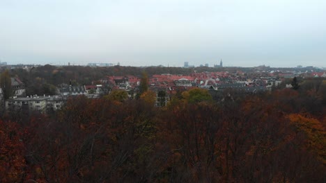 árboles de otoño de munich en el jardín inglés con un dron por la tarde y por la noche a 4k 24fps