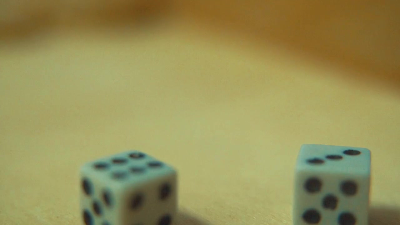 Ripresa cinematografica macro di un gioco da tavolo in legno di backgammon, lancio di dadi bianchi, slow motion, Full HD