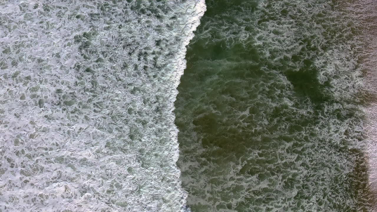 vista aérea de drones del océano con olas rompiendo y tiro de arena en 4k de alta resolución