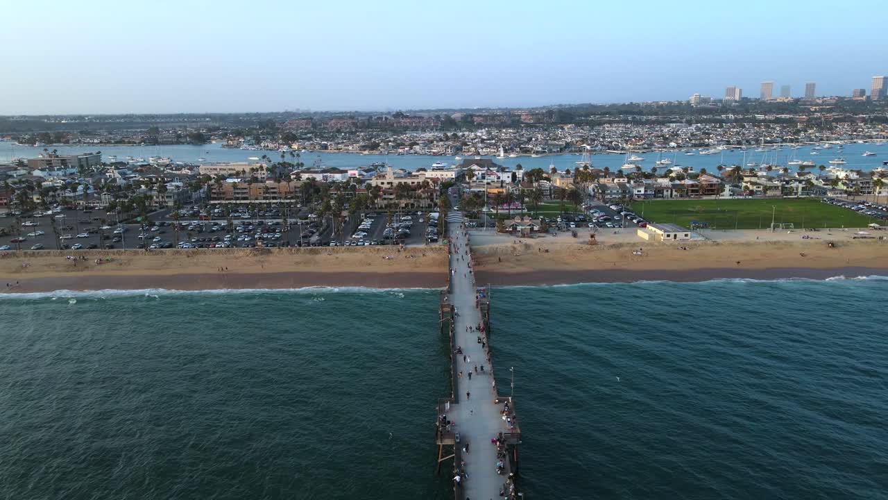 excelente vista aérea alejándose del muelle en newport beach, california
