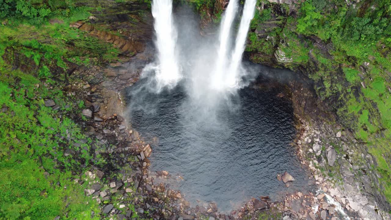 increíble cascada de 120 metros en un bosque frondoso y un lago oscuro
