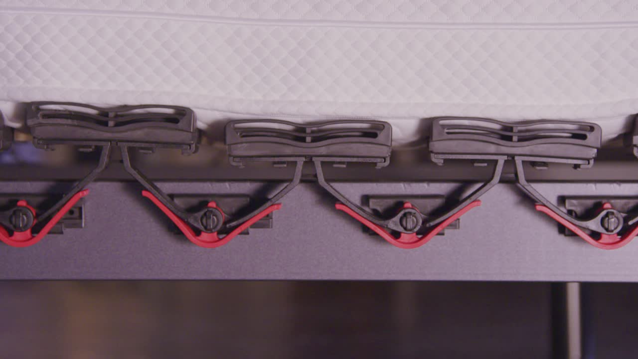 박스 스프링 침대 서스펜션 시스템의 클로즈업, 세부 및 정확한 제조