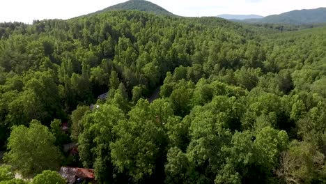 Drone-panning-left-to-reveal-River-Baileys-Peak