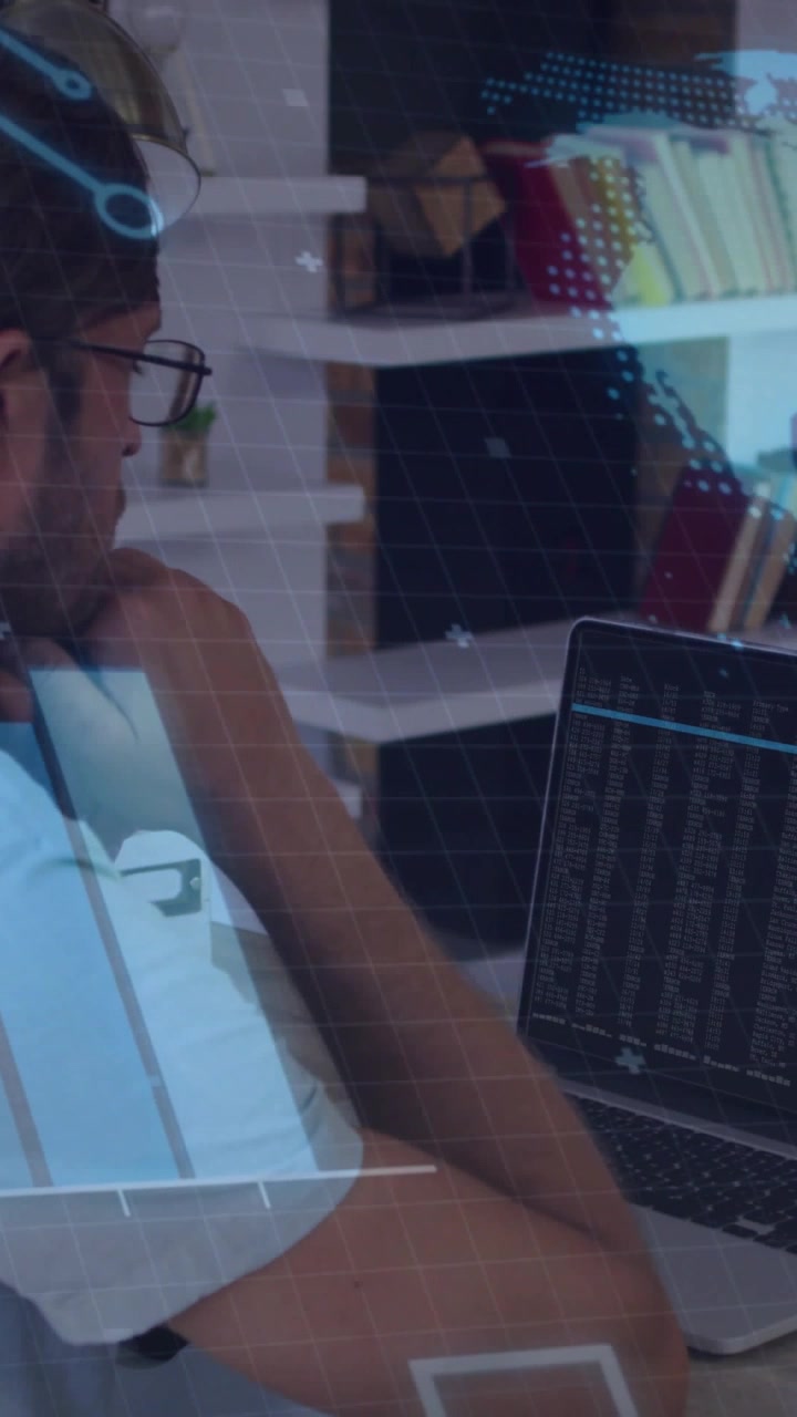Mannlig utvikler lener seg, justerer haken mens en blå HUD-globus vises over laptopen og analyserer kode.