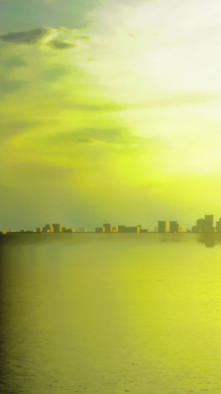 Atardecer sobre el horizonte de la ciudad cerca del agua con nubes de fondo