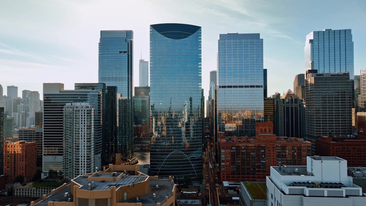 Edifícios modernos de vidro e concreto no centro de Chicago, Illinois, Estados Unidos. Arquitetura de metrópole vista de drone.