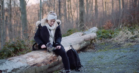 Schöner-Weiblicher-Tourist,-Der-Schuh-Auf-Bergweg-Bindet