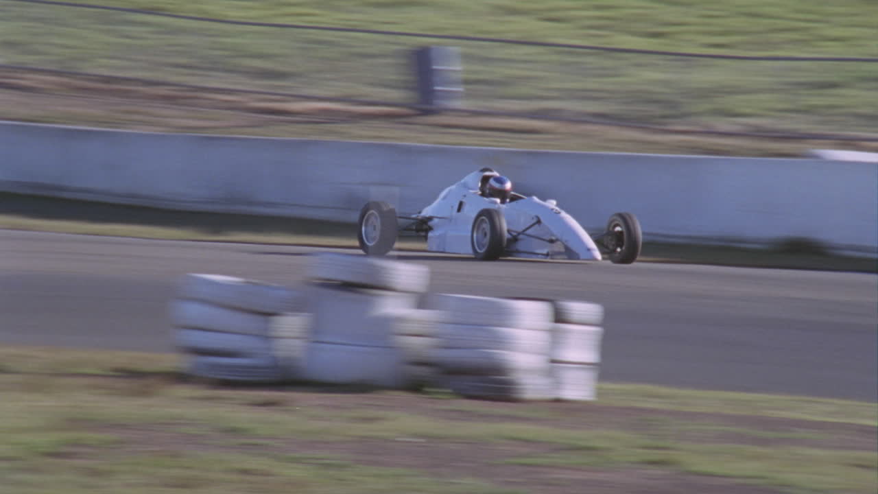 좁은 코너로 질주하는 경주용 자동차 1