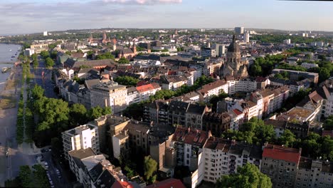 toma aérea de la parte de la ciudad neustadt en mainz mostrando christus kirche y dom y su viejo puente en la parte de atrás