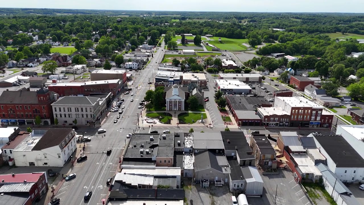 Hillsboro Ohio, filmato aereo con drone del palazzo di giustizia della contea e della torre dell'acqua