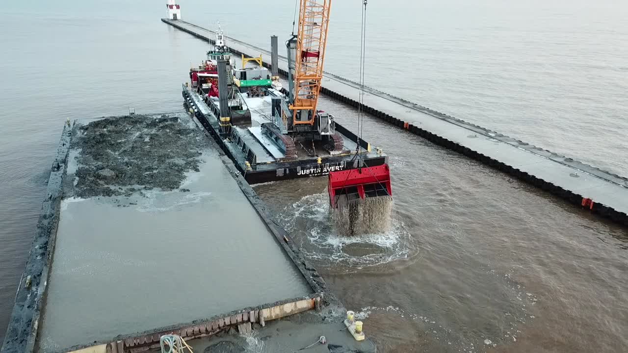 Operazione di dragaggio nel porto di Kewaunee sul Lago Michigan, Kewaunee, Wisconsin-9