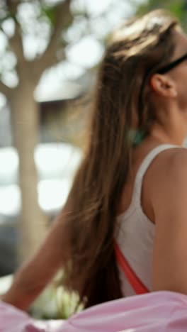 mujer disfrutando del sol al aire libre