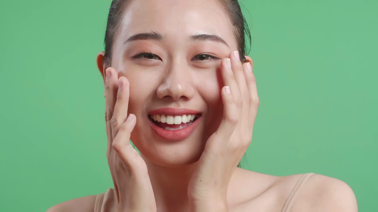 건강한 피부를 가진 행복한 여성