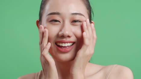 건강한 피부를 가진 행복한 여성