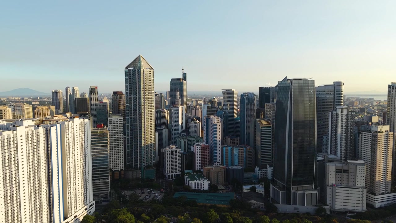 Vista aérea afastando-se do horizonte da cidade de Makati, hora dourada em Manila