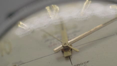 antiguo reloj de pulsera marcando primer plano macro