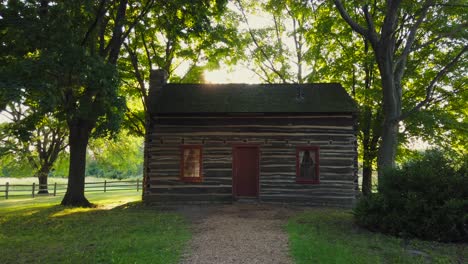 Alejándose-De-La-Cabaña-En-El-Sitio-Histórico-En-La-Ubicación-De-La-Granja-Peter-Whitmer-En-Nueva-York-En-El-Condado-De-Seneca-Cerca-De-Waterloo-Mormón-O-La-Iglesia-De-Jesucristo-De-Los-Santos-De-Los-últimos-Días