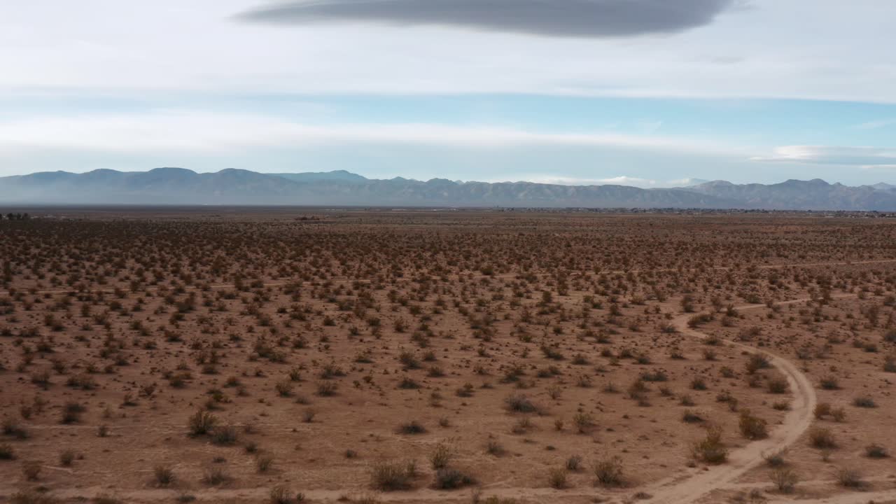오프로드 트레일 위의 모하비 사막 위로 산을 향해 비행