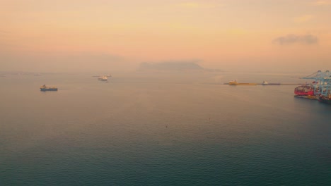 Buques-Portacontenedores-Que-Viajan-A-Través-Del-Mar-Mediterráneo-Del-Amanecer-Hacia-El-Puerto-De-La-Terminal-Marítima-Internacional-De-Algeciras