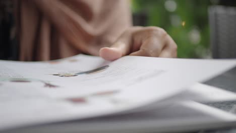 一個女人在戶外讀書