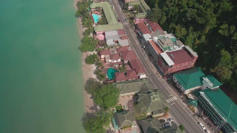 Toma-Aérea-Inclinada-Hacia-Abajo-De-La-Playa-De-La-Isla-Tropical-Y-Hoteles-Resort-Koh-Chang,-Tailandia