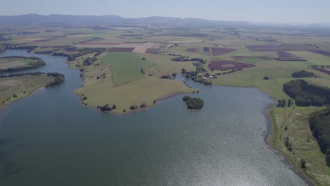 prados verdes junto al lago en el lago tinaroo cerca de la ciudad de yungaburra en el norte de queensland, australia