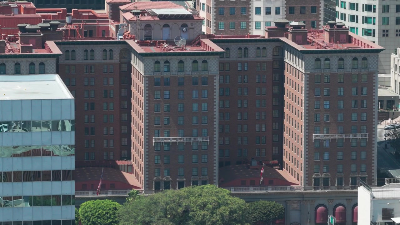 Ripresa aerea con dolly e teleobiettivo dello storico Millennium Biltmore Hotel a Los Angeles, California. 4K