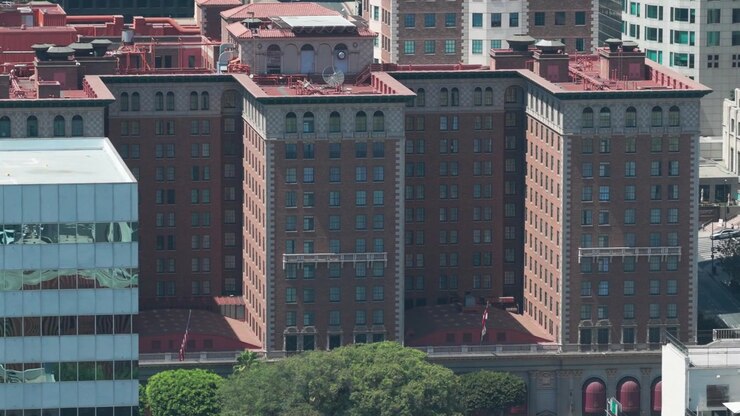 Ripresa aerea con dolly e teleobiettivo dello storico Millennium Biltmore Hotel a Los Angeles, California. 4K