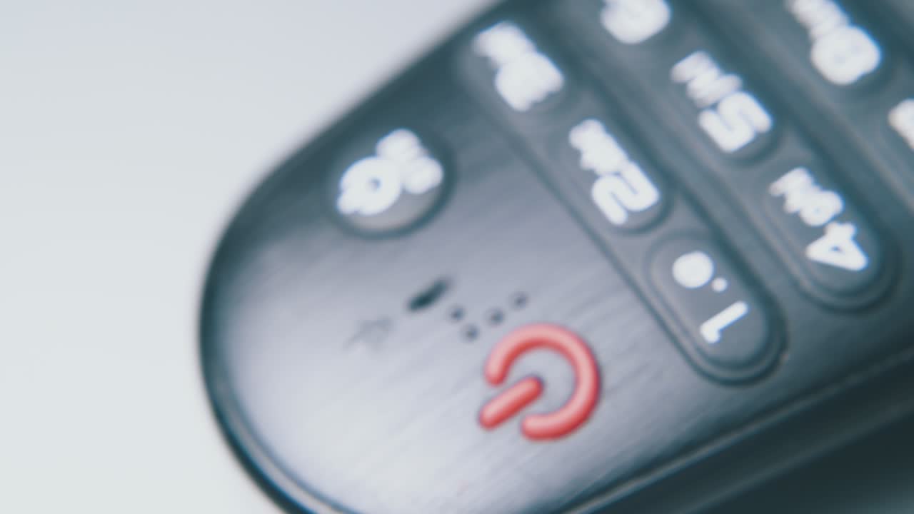 백색 배경에 있는 유니버설 tv 리모컨의 과거 움직임