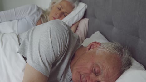 pareja de ancianos en el hogar