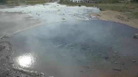 erupción de géiser en islandia