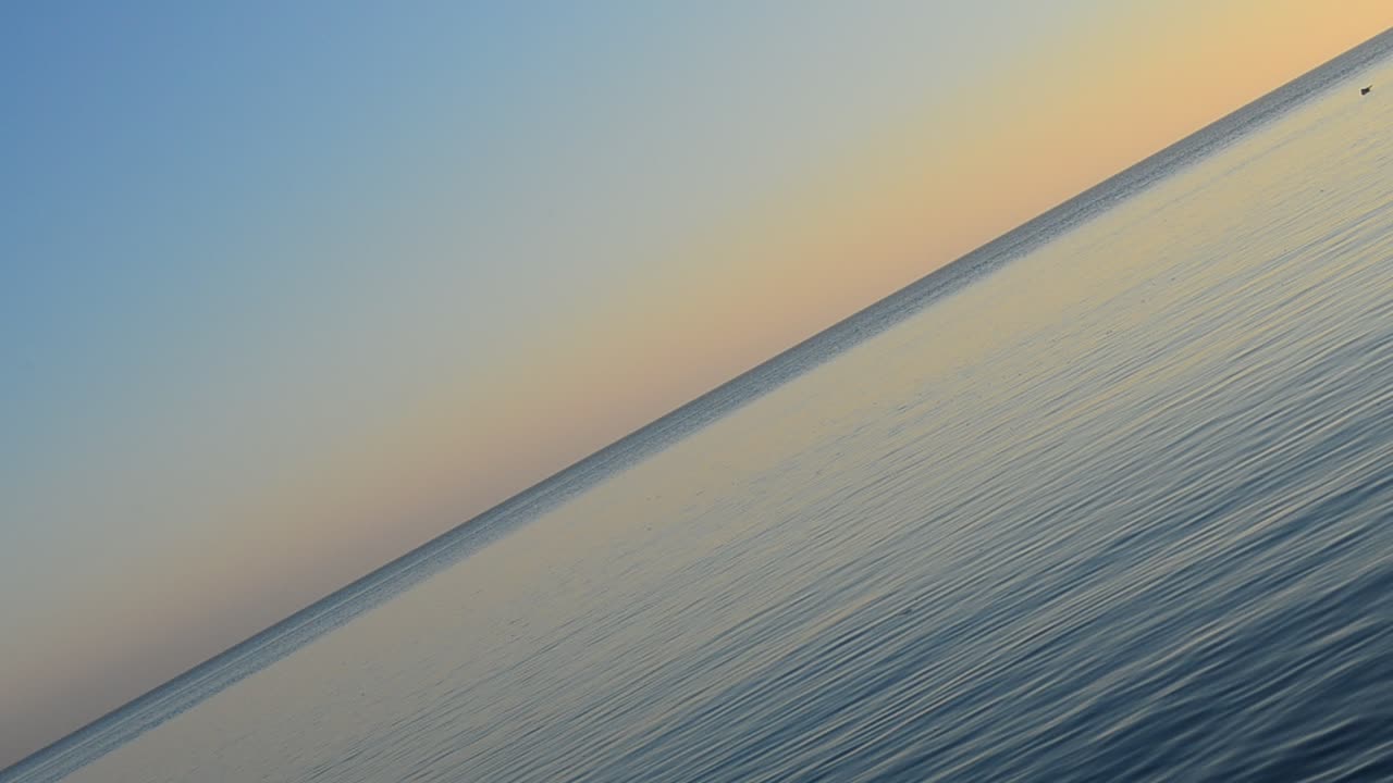 海上日落。独特的拍摄视角。
