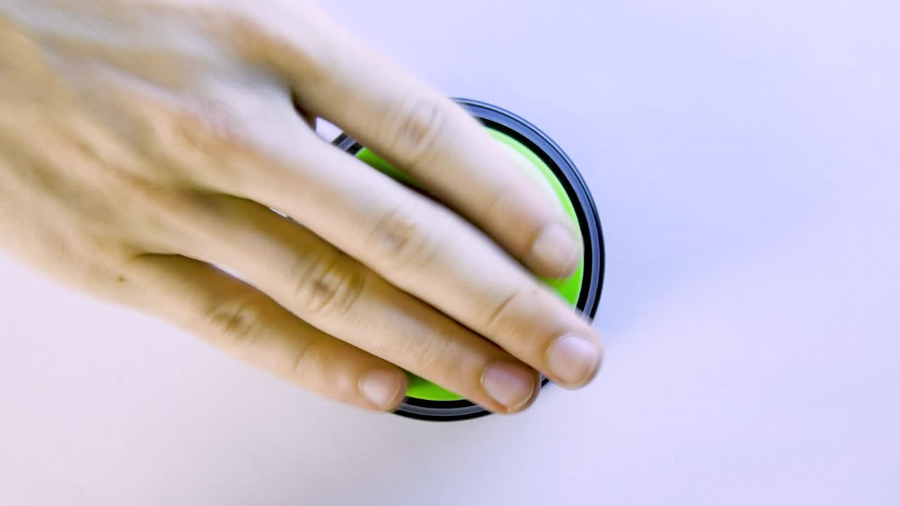 persona de negocios presionando el botón de dinero brillante verde con el signo del dólar. presione el botón para ganar mucho dinero. video 4k para sistema de pago, institución financiera, mercado de valores, billetera digital. rentable para comerciantes, empresarios. inversión empresarial exitosa