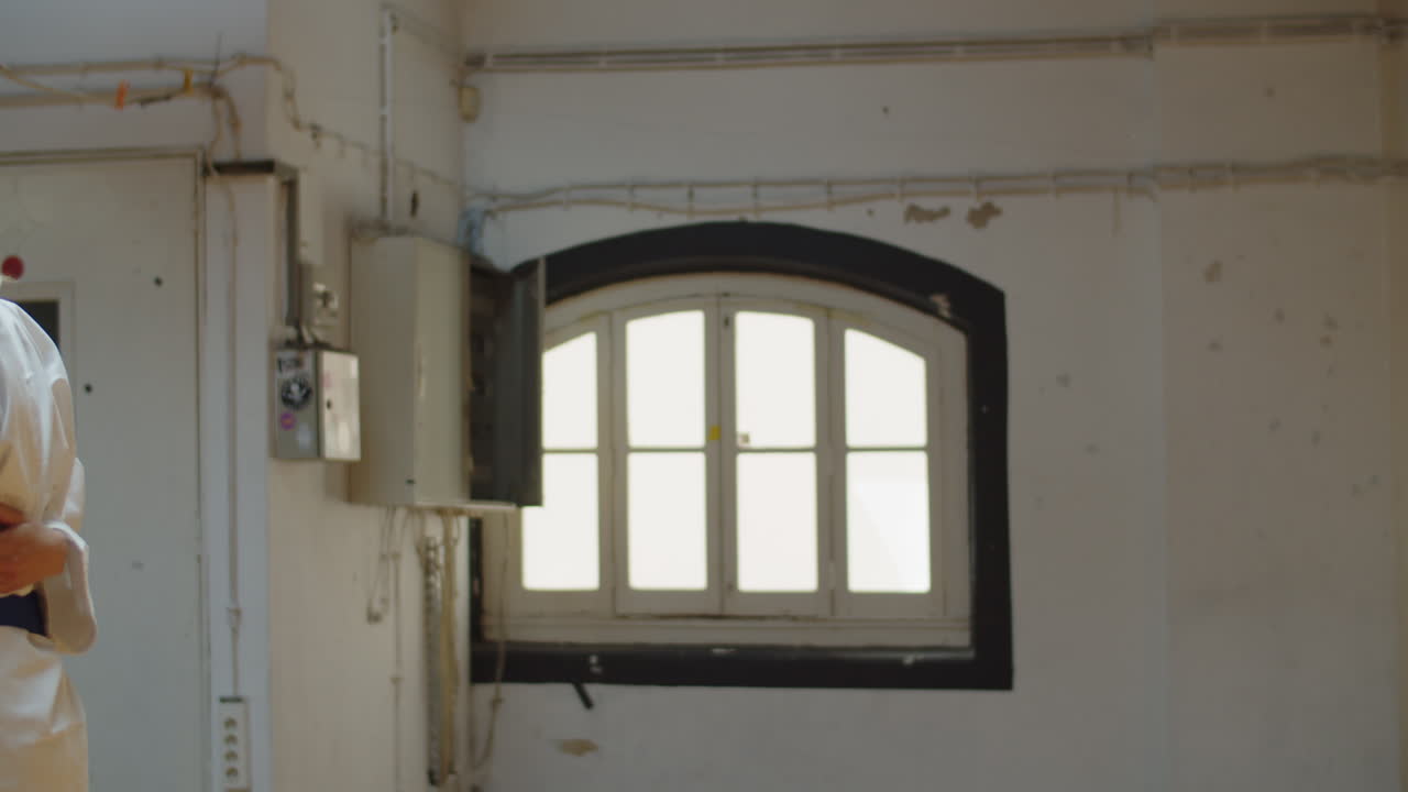 행복한 무술가들이 서로 5명을 주고 포옹하고 수업을 떠나는 추적 샷