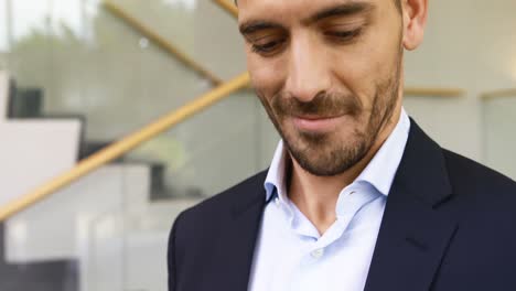 hombre de negocios usando teléfono móvil en las escaleras 4k