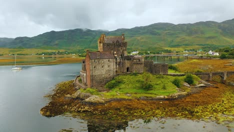 Panorámica-Aérea-Del-Castillo-De-Eilean-Donan-En-Loch-Duich-En-Las-Tierras-Altas-De-Escocia,-Escocia,-Reino-Unido,-Europa