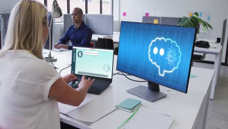 mujer caucásica en la oficina usando computadoras con mensajes digitales en las pantallas