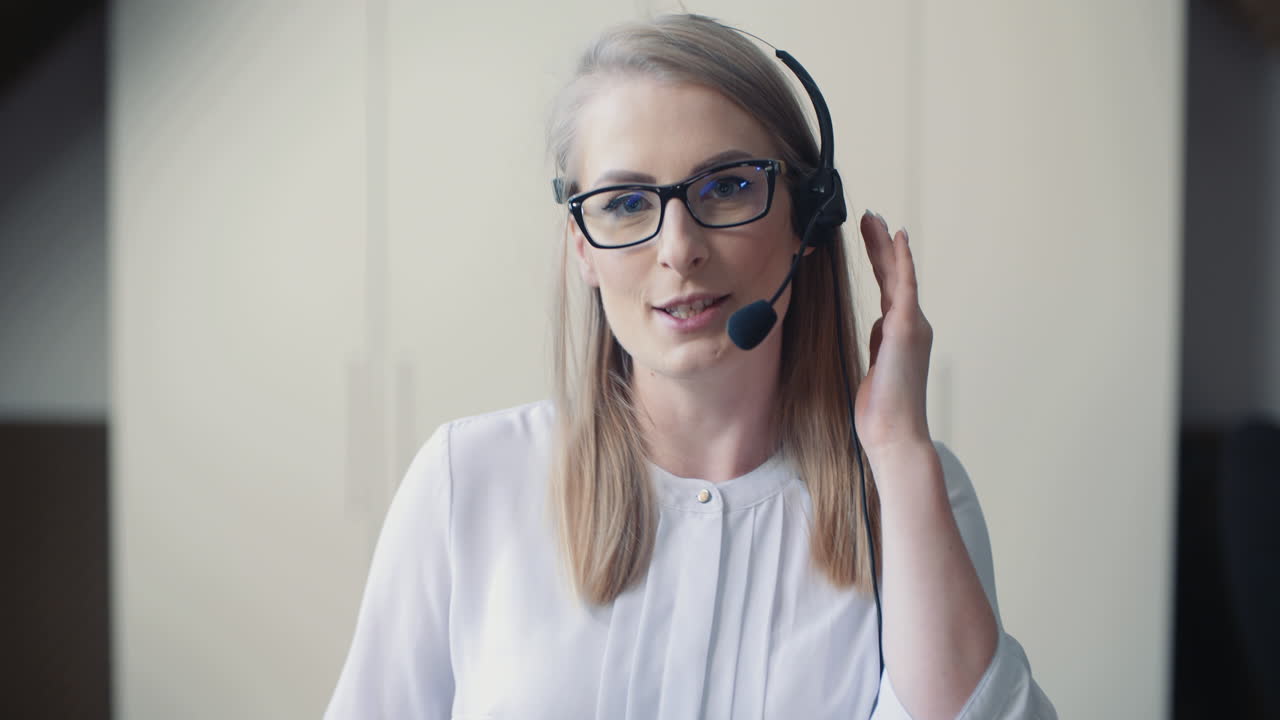 cerrar ow mujer trabajando en call center 5