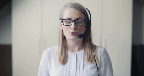 Cerrar-Ow-Mujer-Trabajando-En-Call-Center-5