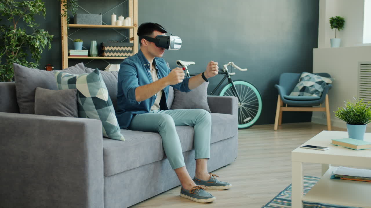 Uomo che gioca a un gioco VR a casa