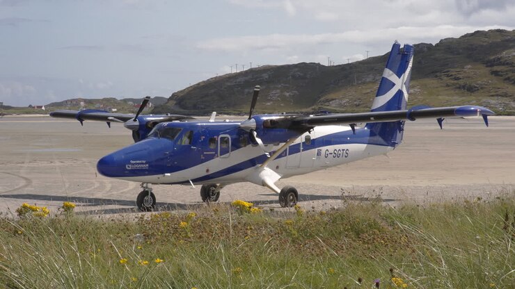 Vliegtuig staat stil op strandbaan na landing 4K